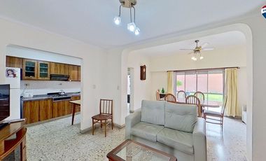VENTA CASA 4 AMBIENTES CON JARDIN COCHERA SARANDI