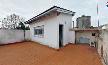 VENTA CASA 4 AMBIENTES CON JARDIN COCHERA SARANDI