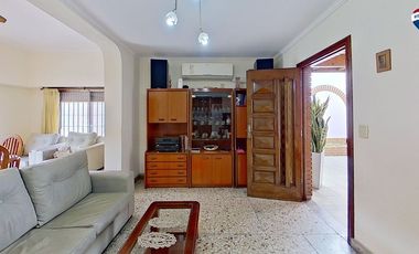 VENTA CASA 4 AMBIENTES CON JARDIN COCHERA SARANDI