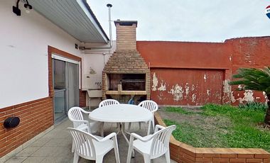 VENTA CASA 4 AMBIENTES CON JARDIN COCHERA SARANDI
