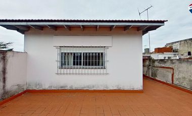 VENTA CASA 4 AMBIENTES CON JARDIN COCHERA SARANDI
