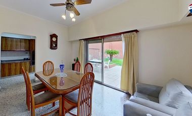 VENTA CASA 4 AMBIENTES CON JARDIN COCHERA SARANDI