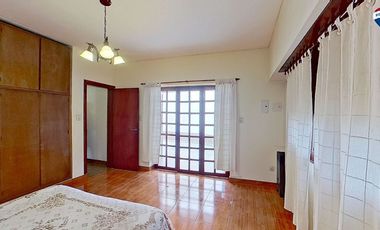 VENTA CASA 4 AMBIENTES CON JARDIN COCHERA SARANDI
