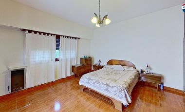 VENTA CASA 4 AMBIENTES CON JARDIN COCHERA SARANDI