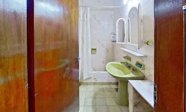 VENTA CASA 4 AMBIENTES CON JARDIN COCHERA SARANDI