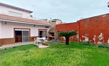 VENTA CASA 4 AMBIENTES CON JARDIN COCHERA SARANDI