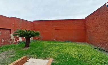 VENTA CASA 4 AMBIENTES CON JARDIN COCHERA SARANDI