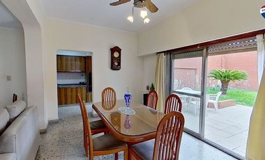 VENTA CASA 4 AMBIENTES CON JARDIN COCHERA SARANDI