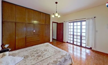 VENTA CASA 4 AMBIENTES CON JARDIN COCHERA SARANDI