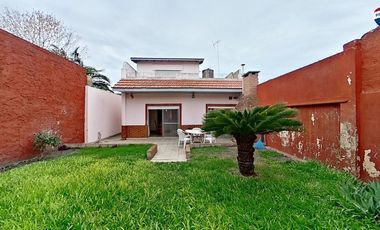 VENTA CASA 4 AMBIENTES CON JARDIN COCHERA SARANDI