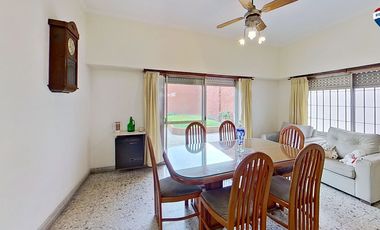 VENTA CASA 4 AMBIENTES CON JARDIN COCHERA SARANDI