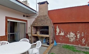 VENTA CASA 4 AMBIENTES CON JARDIN COCHERA SARANDI