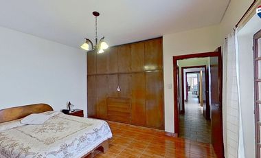 VENTA CASA 4 AMBIENTES CON JARDIN COCHERA SARANDI