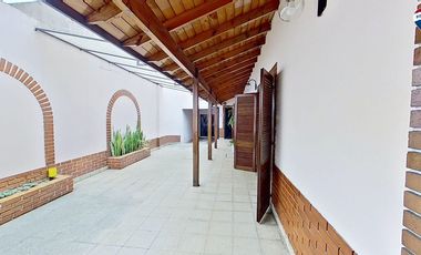 VENTA CASA 4 AMBIENTES CON JARDIN COCHERA SARANDI