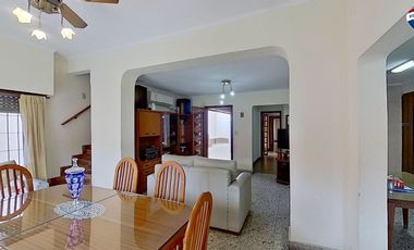 VENTA CASA 4 AMBIENTES CON JARDIN COCHERA SARANDI