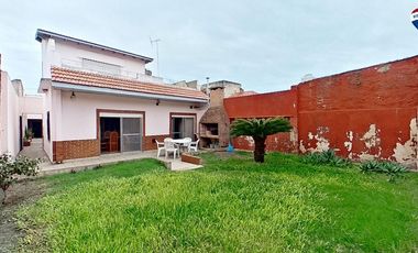 VENTA CASA 4 AMBIENTES CON JARDIN COCHERA SARANDI