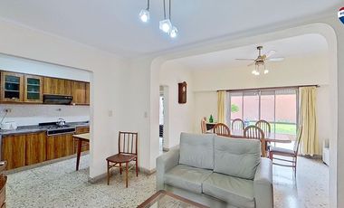 VENTA CASA 4 AMBIENTES CON JARDIN COCHERA SARANDI
