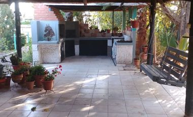 VENTA CASA QUINTA CON PILETA Y QUINCHO. Guaymallén