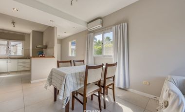 Venta dúplex 3 amb. jardín,parrilla,cochera y seg.