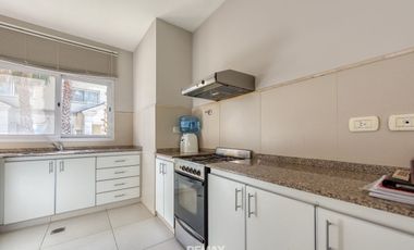 Venta dúplex 3 amb. jardín,parrilla,cochera y seg.