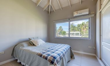 Venta dúplex 3 amb. jardín,parrilla,cochera y seg.