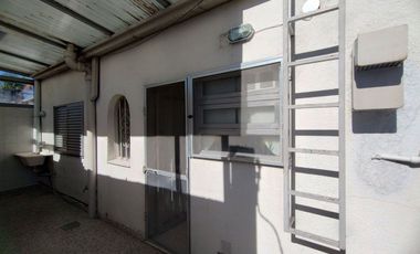 ALQUILA IMPECABLE PLANTA ALTA 4 DORM. - B° SUR