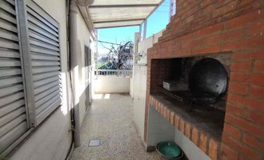 ALQUILA IMPECABLE PLANTA ALTA 4 DORM. - B° SUR