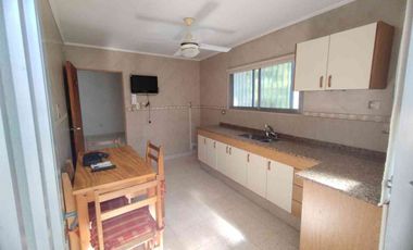 ALQUILA IMPECABLE PLANTA ALTA 4 DORM. - B° SUR