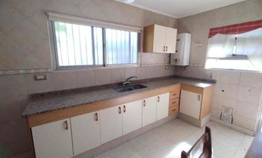 ALQUILA IMPECABLE PLANTA ALTA 4 DORM. - B° SUR