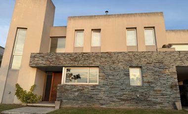 Casa en alquiler en Nuevo Quilmes