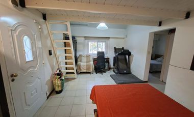 Casa de un dormitorio con altillo en alquiler