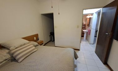 Casa de un dormitorio con altillo en alquiler