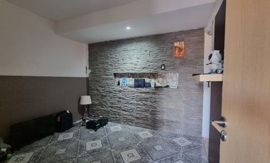 PH 5 ambientes, patio, balcón. A 100 metros de Hipólito Yrigoyen VENTA