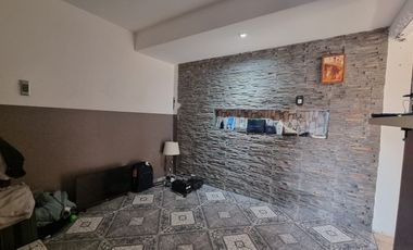 PH 5 ambientes, patio, balcón. A 100 metros de Hipólito Yrigoyen VENTA