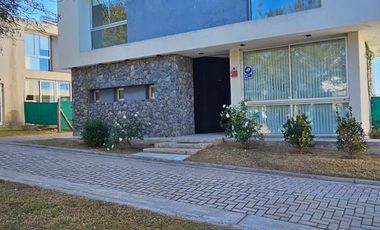 Casa  de 3 Dormitorios, Villa Allende Golf- Hounsing Punta Golf