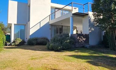 Casa  de 3 Dormitorios, Villa Allende Golf- Hounsing Punta Golf