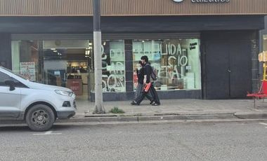 Alquiler  Local Comercial con oficinas  Z/Centro bajo