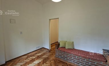 Excelente departamento 1 ambiente y medio. Uso profesional/comercial