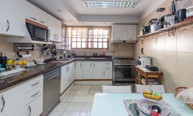 Casa en Venta en Colegiales gran jardín con pileta