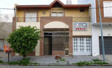 Vivienda Multifamliar (Dos Deptos.) / Valentin Alsina