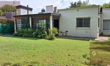 Casa en Bella Vista con quincho vidriado, pileta y posibilidad de ampliación