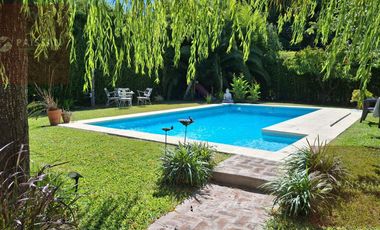 Casa en Bella Vista con quincho vidriado, pileta y posibilidad de ampliación