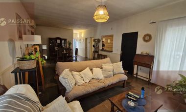 Casa en Bella Vista con quincho vidriado, pileta y posibilidad de ampliación