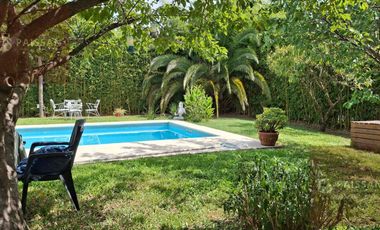 Casa en Bella Vista con quincho vidriado, pileta y posibilidad de ampliación