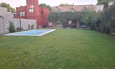 Casa en venta en Bella Vista en Barrio con Porton