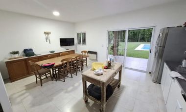 Casa en venta en Bella Vista en Barrio con Porton