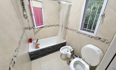 Casa en venta en Bella Vista en Barrio con Porton