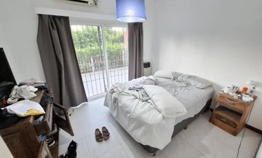 Casa en venta en Bella Vista en Barrio con Porton