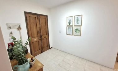 Casa en venta en Bella Vista en Barrio con Porton