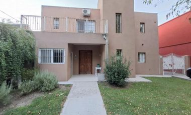 Casa en venta en Bella Vista en Barrio con Porton